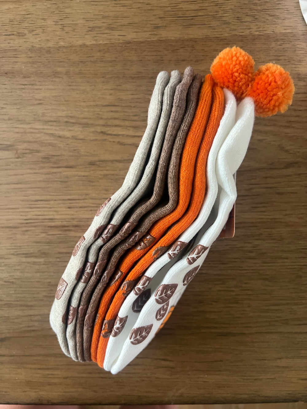 NEW Peanuts Snoopy and Friends Fall / Halloween No Show Socks with Grip - 4 pack - Picture 6 of 7